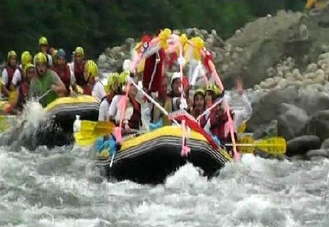 Gelin Ve Damattan Rafting Botuyla Düğün Konvoyu