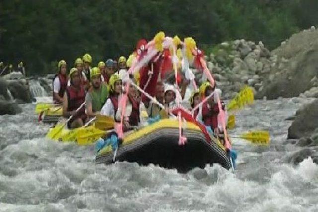 Gelin Ve Damattan Rafting Botuyla Düğün Konvoyu