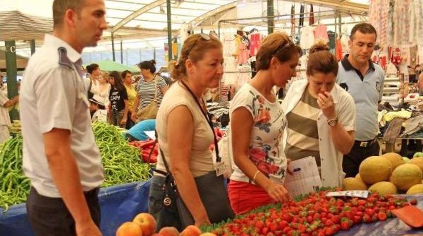 Pazarcı &Ccedil;ileğe &Ccedil;ilek Kokulu Sprey Sıkmış