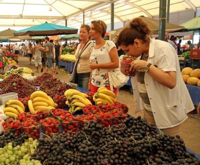 Pazarcı Çileğe Çilek Kokulu Sprey Sıkmış