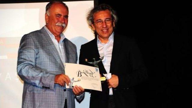 homer Award Goes To Editor Personnely Sued By Erdogan Over Syria Trucks Coverage