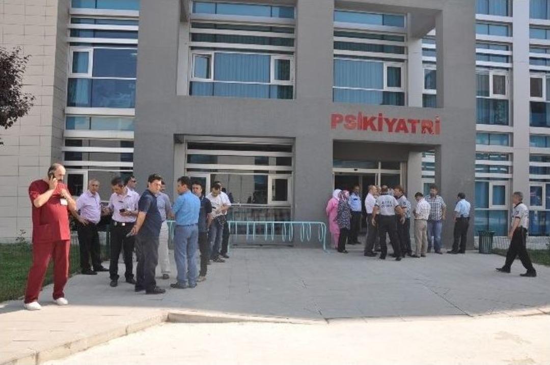 Psikologu Bı&ccedil;akla Rehin Aldı