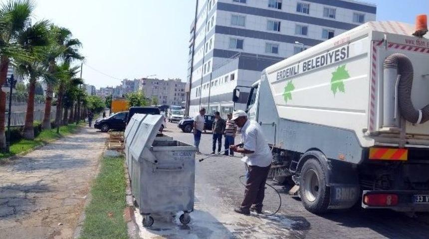 Erdemli&rsquo;de &Ccedil;&ouml;p Konteynerleri Dezenfekte Ediliyor
