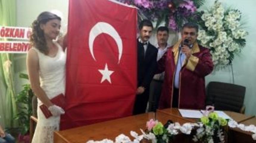 Nikahı Kıyılan Gaziden T&uuml;rk Bayraklı Mesaj