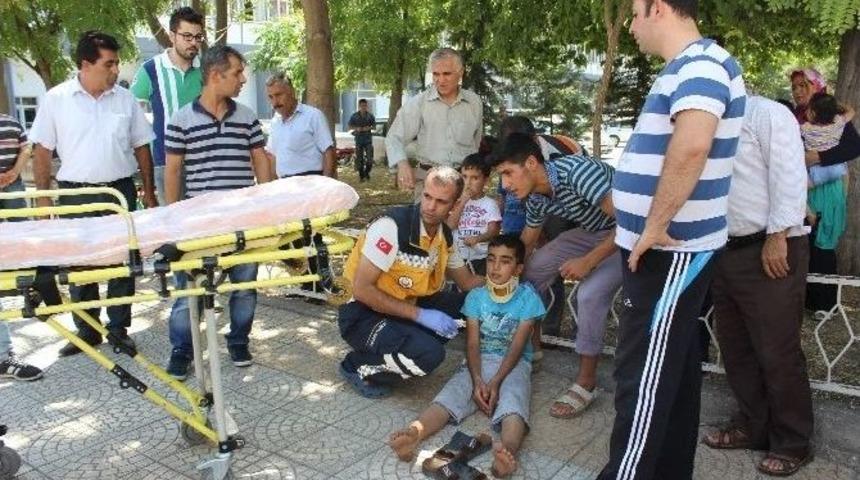 Adıyaman&rsquo;da Otomobille Bisiklet &Ccedil;arpıştı: 1 Yaralı