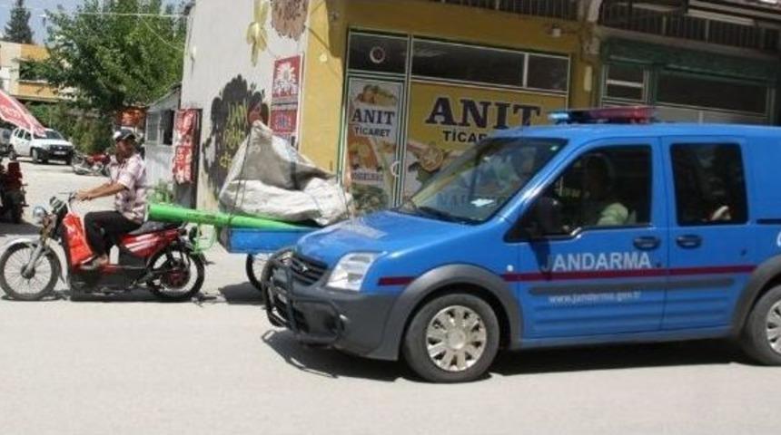 Parktan &Ccedil;aldığı Tahterevalliyi Satmaya &Ccedil;alışan Suriyeli Yakalandı