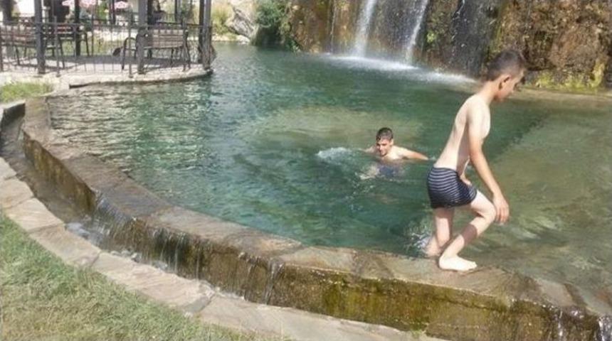 Sıcak Havadan Bunalan &Ccedil;ocuklar S&uuml;s Havuzlarında Serinledi