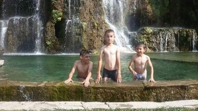 Sıcak Havadan Bunalan &Ccedil;ocuklar S&uuml;s Havuzlarında Serinledi 1