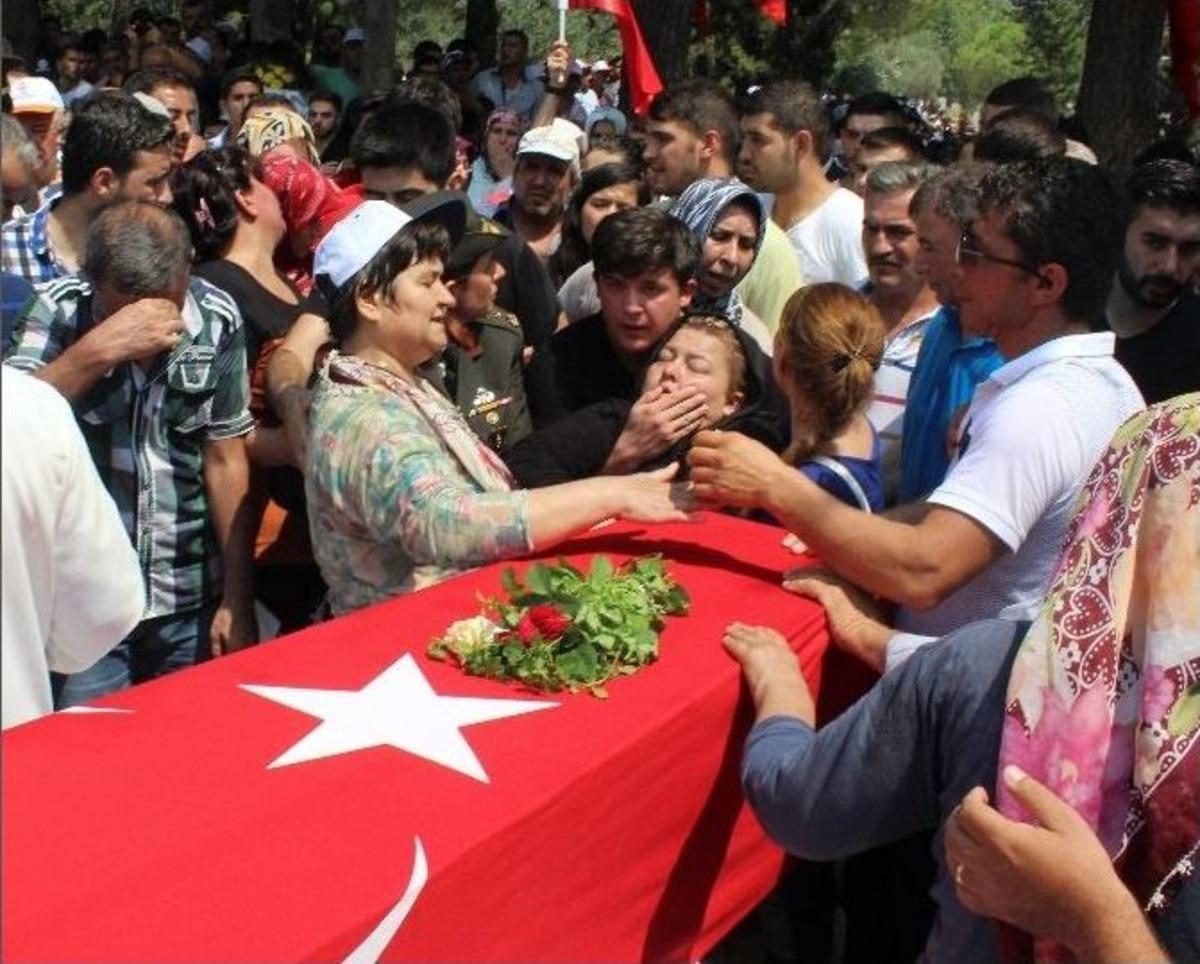 Şehit Er Doğan Acar G&ouml;zyaşlarıyla Son Yolculuğuna Uğurlandı