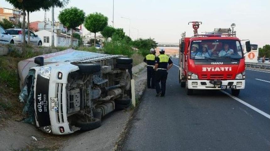 Kamyonet Su Kanalına Devrildi: 2 Yaralı
