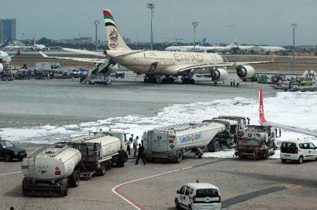 Atat&uuml;rk Havalimanı Apronuna 20 Ton U&ccedil;ak Yakıtı D&ouml;k&uuml;ld&uuml;