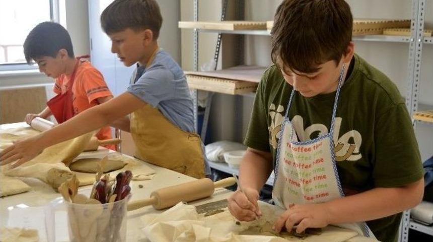 &Ccedil;ocuklar Toprağın B&uuml;y&uuml;l&uuml; D&uuml;nyasında Hayallerini Şekillendiriyor