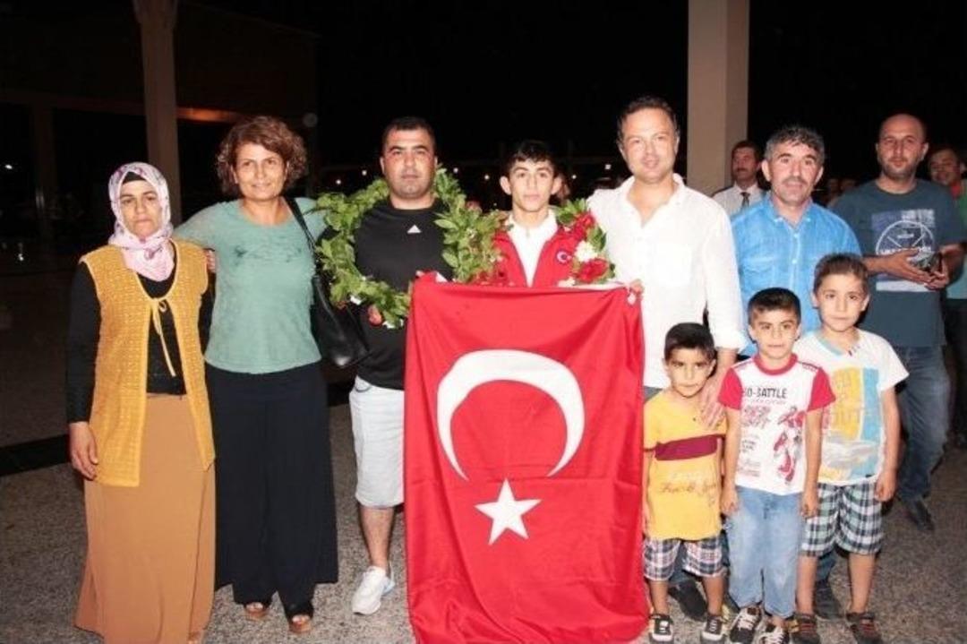 Avrupa Şampiyonu Davul Zurnayla Karşılandı