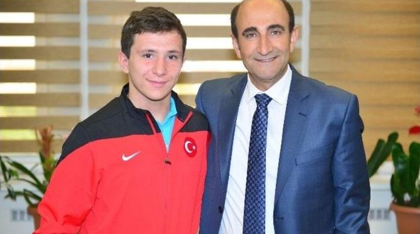 Avrupa Halterine &lsquo;yıldırım&rsquo; Damgası