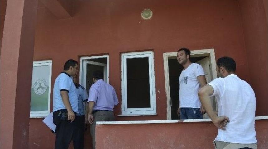 Futbol Sahasındaki Soyunma Odalarının Kapıları Ve Camları Kırıldı