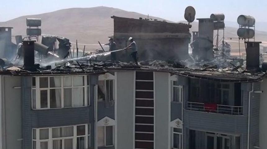 Elazığ&rsquo;da 7 Katlı Binanın &Ccedil;atısı Tamamen Yandı
