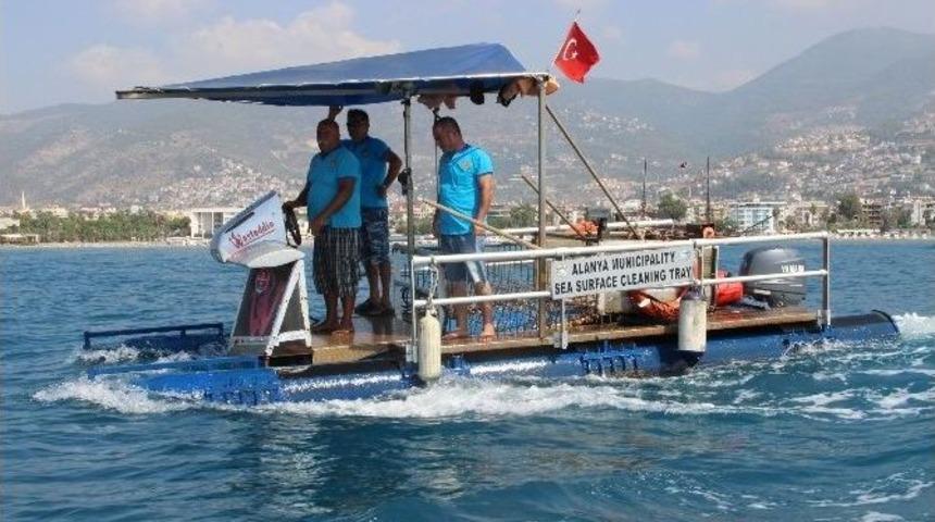 Eskiden Otob&uuml;s Durağıydı, Şimdi Deniz Temizliyor