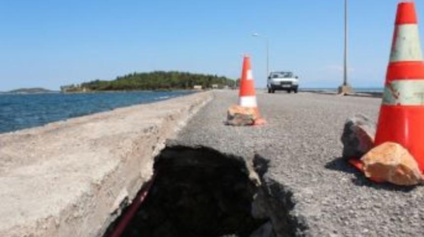 Karantina Adası Yolunda Kazalara Davetiye &Ccedil;ıkaran &Ccedil;ukurlar