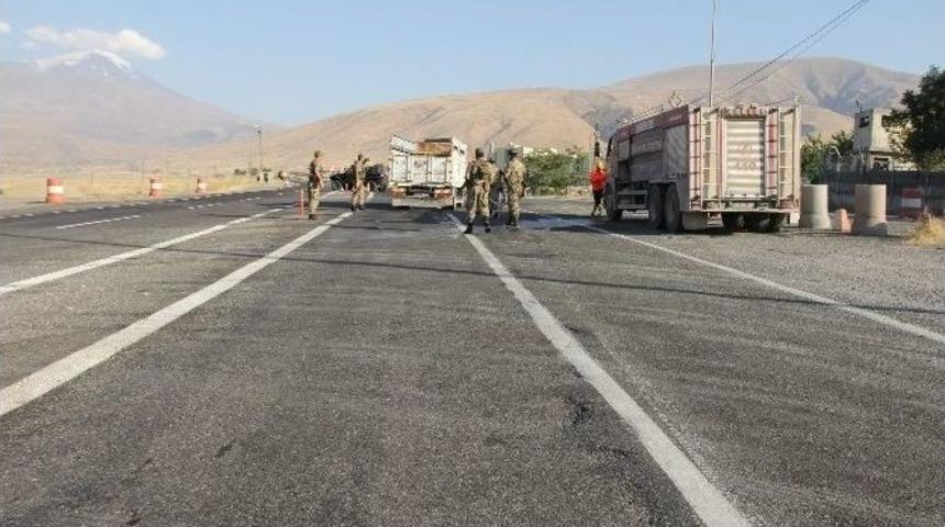 Pkk&rsquo;lılar Yol Kesip Tır Yaktı