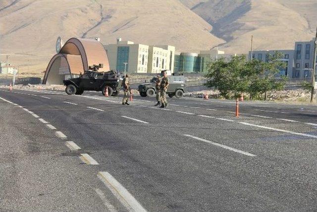 Pkk’lılar Yol Kesip Tır Yaktı