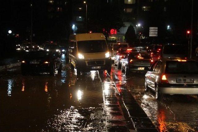 Başkentli Yaz Yağmuruna Hazırlıksız Yakalandı 3