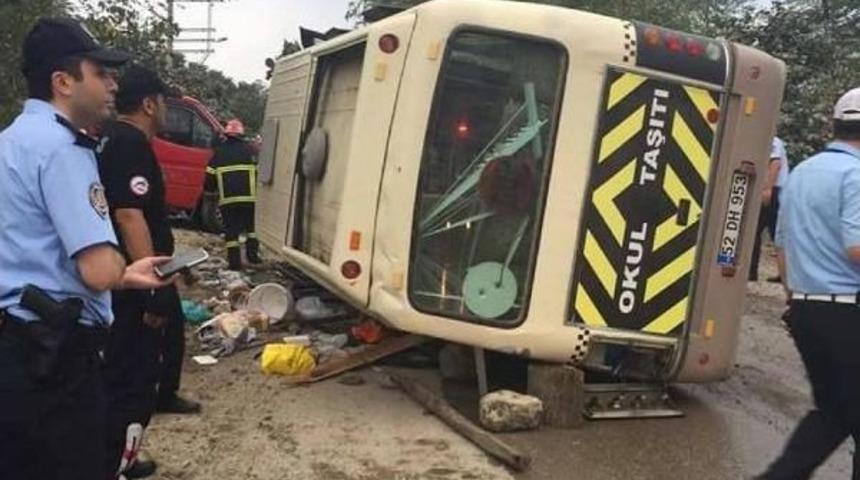 Fındık Iş&ccedil;ilerini Taşıyan Midib&uuml;s&uuml;n Freni Boşaldı: 1 &Ouml;l&uuml; 24 Yaralı