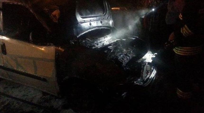 Bartın&rsquo;da Park Halindeki Otomobil Yandı