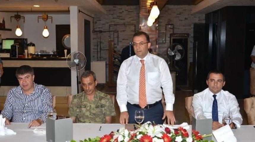 Vali T&uuml;rker&rsquo;den Garnizon Komutanı Tuğgeneral İrfan Can&rsquo;a Veda Yemeği
