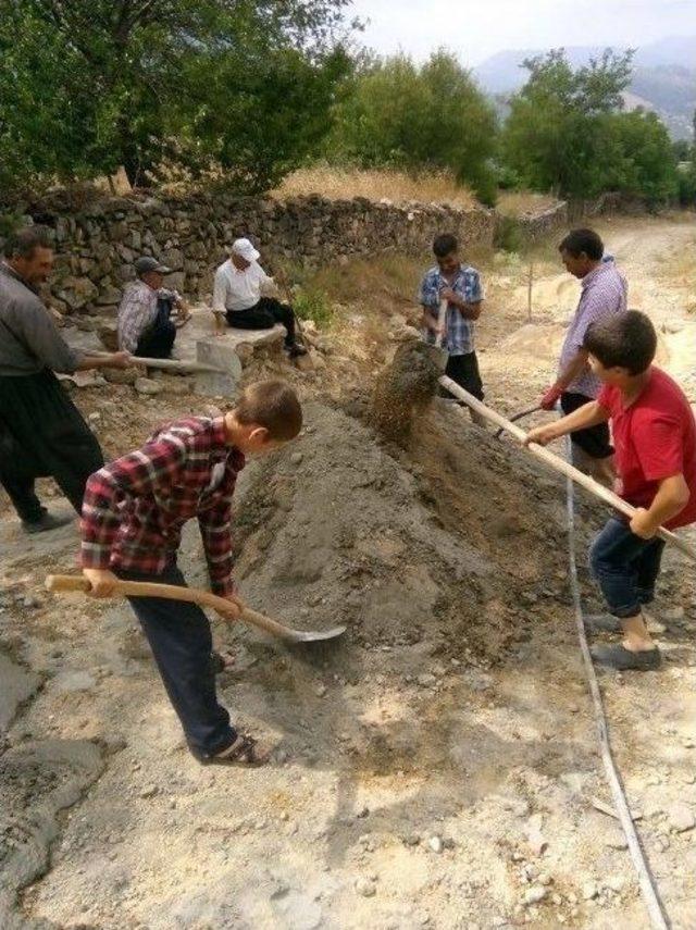 Feke’de Vatandaş Kendi Yolunu Kendisi Yapıyor