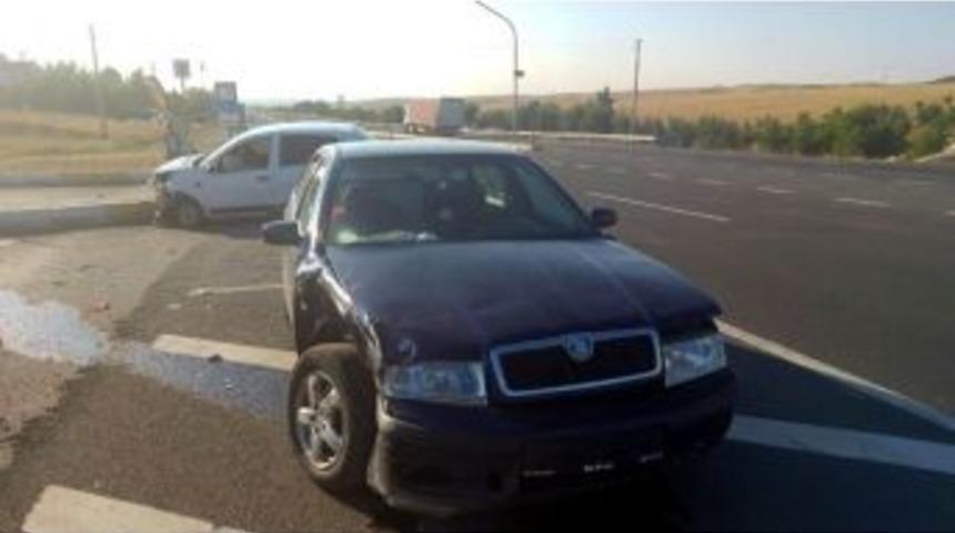 Kulu&rsquo;da İki Otomobil &Ccedil;arpıştı: 4 Yaralı