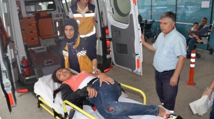 Otomobil Karşı Şeride Ge&ccedil;ti: 1'i Ağır 5 Yaralı