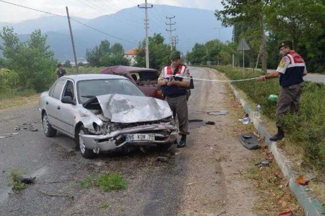 Otomobil Karşı Şeride Geçti: 1'i Ağır 5 Yaralı