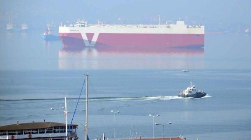 Otomotiv Fabrikaları Bakım I&ccedil;in Duruşa Ge&ccedil;ti, Ro-Ro Gemileri K&ouml;rfez'e Demir Attı