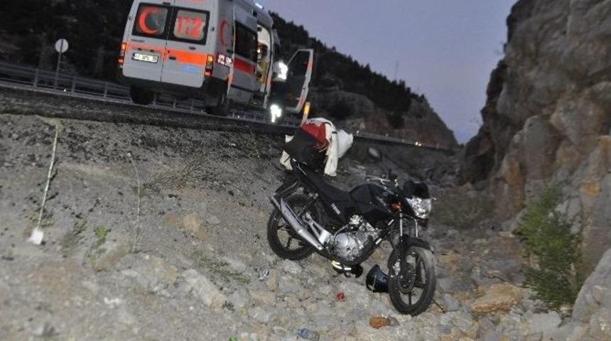 Seydişehir&rsquo;de Motosiklet Şarampole Devrildi: 2 Yaralı