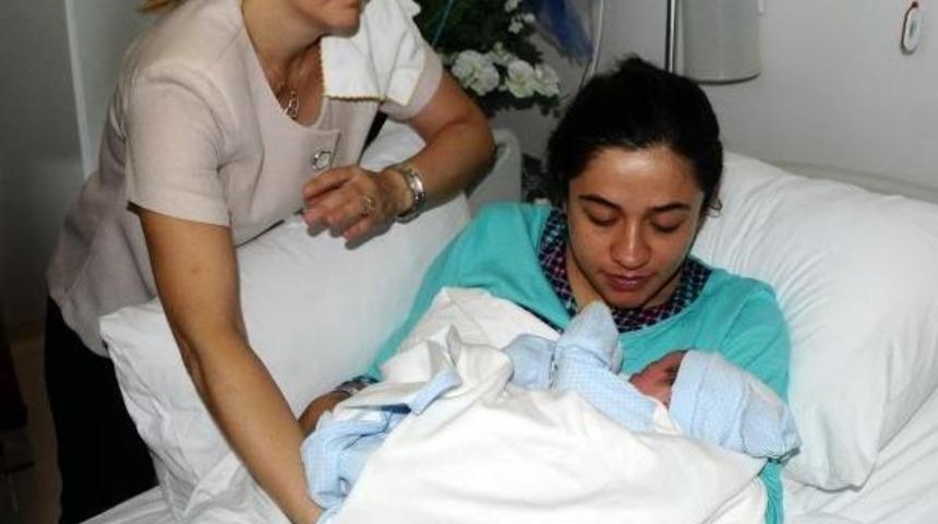 Sare Davutoğlu, Şehit Eşinin Doğumuna Katıldı (2)