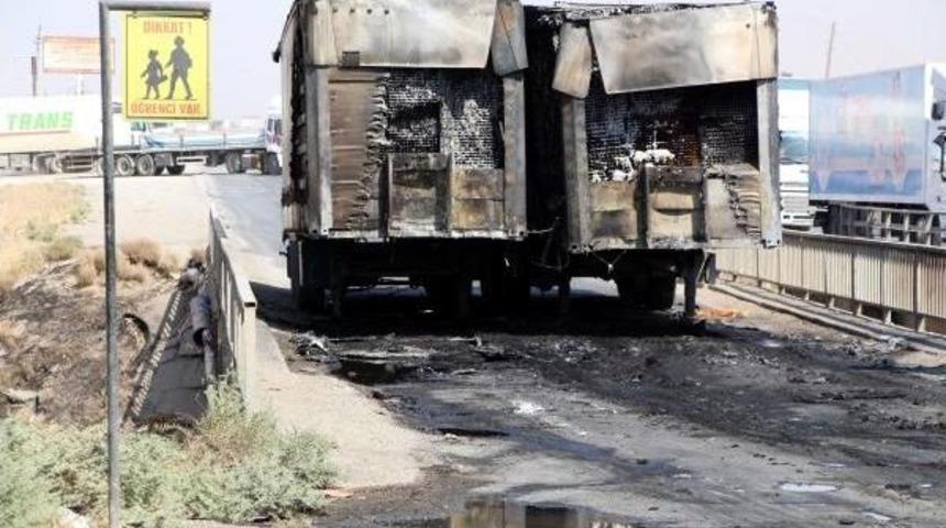 Silopi'de Yol Kesen Pkk 2 Tır'ı Yaktı