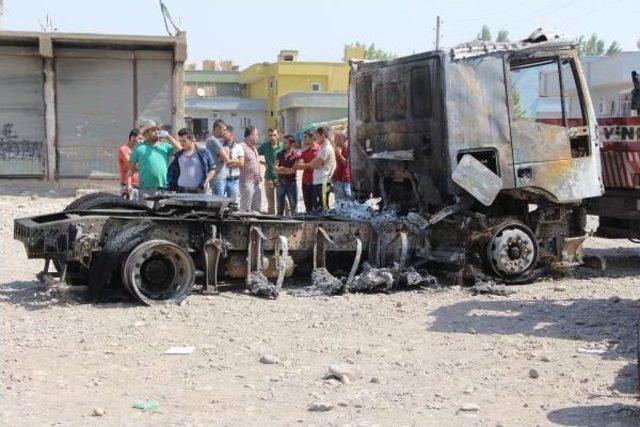 Silopi'de Yol Kesen Pkk 2 Tır'ı Yaktı