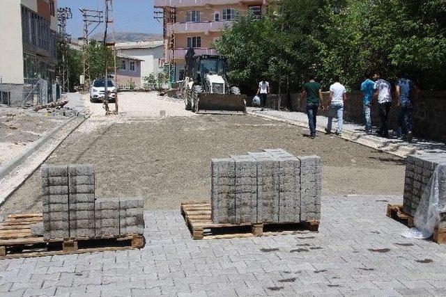 Elektrik Direkleri Yol Ortasında Kaldı