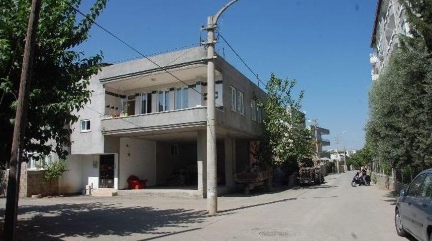 İki Yolun Kesiştiği Yerde Bulunan Direk Kazaya Davetiye &Ccedil;ıkarıyor