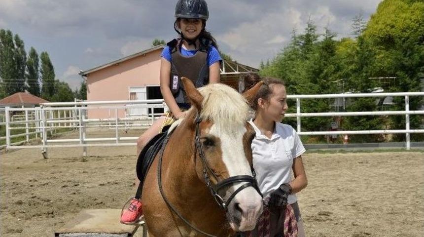 &Ccedil;ocuklara Adaptif Binicilik Eğitimi