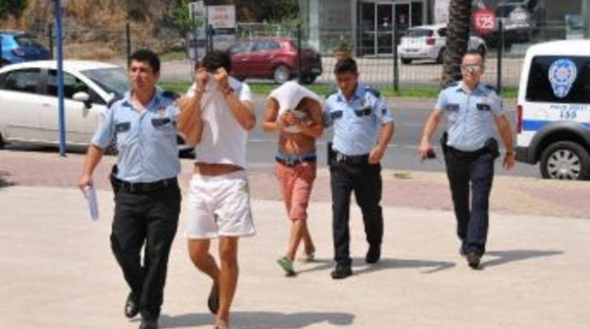 Alanya&rsquo;da Plaj Hırsızları Yakalandı