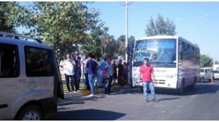 Halk Otob&uuml;s&uuml;yle Hafif Ticari Ara&ccedil; &Ccedil;arpıştı