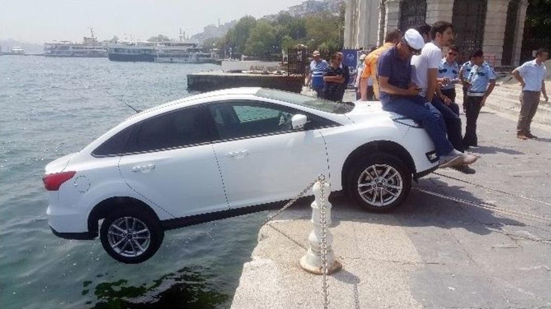 Denize D&uuml;şmekte Olan Otomobile T&uuml;rk Usul&uuml; Kurtarma