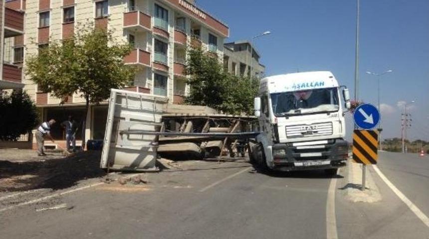 Asfalt Y&uuml;kl&uuml; Tır'ın Dorsesi Yolun Ortasında Yan Yattı