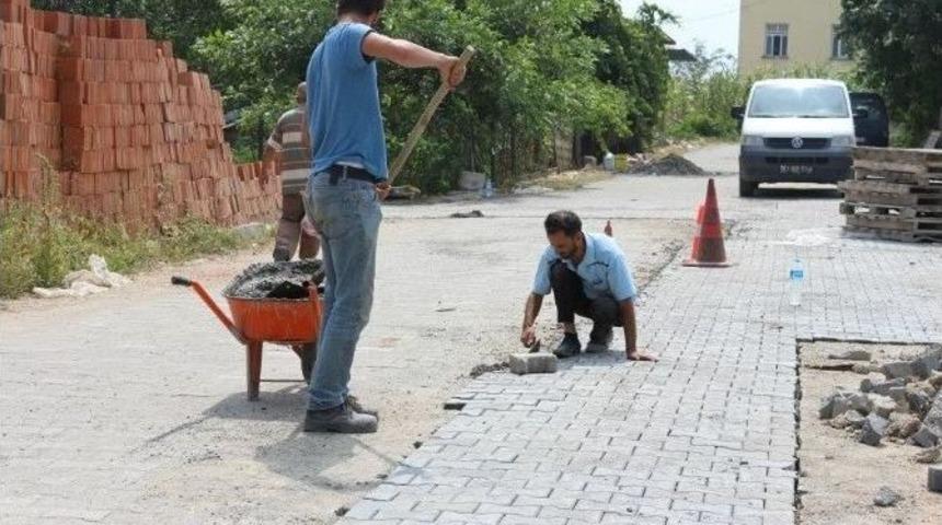 Ak&ccedil;akoca&rsquo;da Yollarda Ve Kaldırımlarda &Ccedil;alışmalar S&uuml;r&uuml;yor
