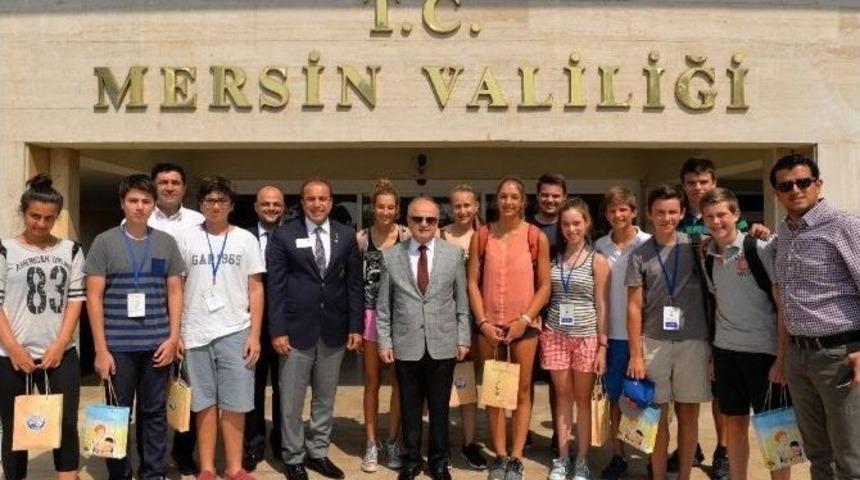 Farklı &Uuml;lkelerden Mersin&rsquo;e Gelen Gen&ccedil;ler Vali &Ccedil;akacak&rsquo;ı Ziyaret Etti