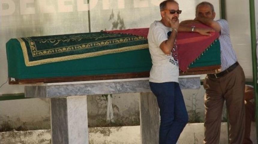 Kazara &Ouml;ld&uuml;rd&uuml;ğ&uuml; Eşinin Tabutunun Başından Ayrılmadı