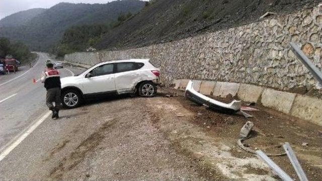 Ak Partili Vekilin Ağabeyinin Ailesinin De Bulunduğu 3 Kazada 17 Yaralı