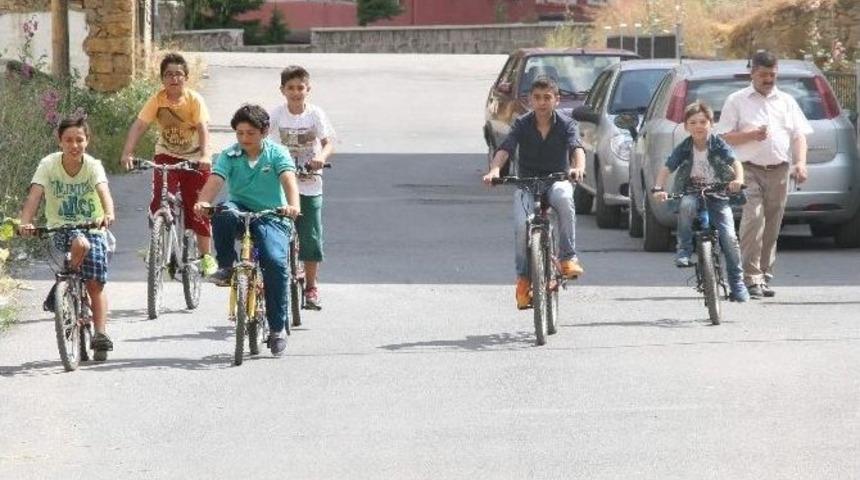 Yozgat&rsquo;ta &Ccedil;ocukların Tek Eğlencesi Bisiklet S&uuml;rmek