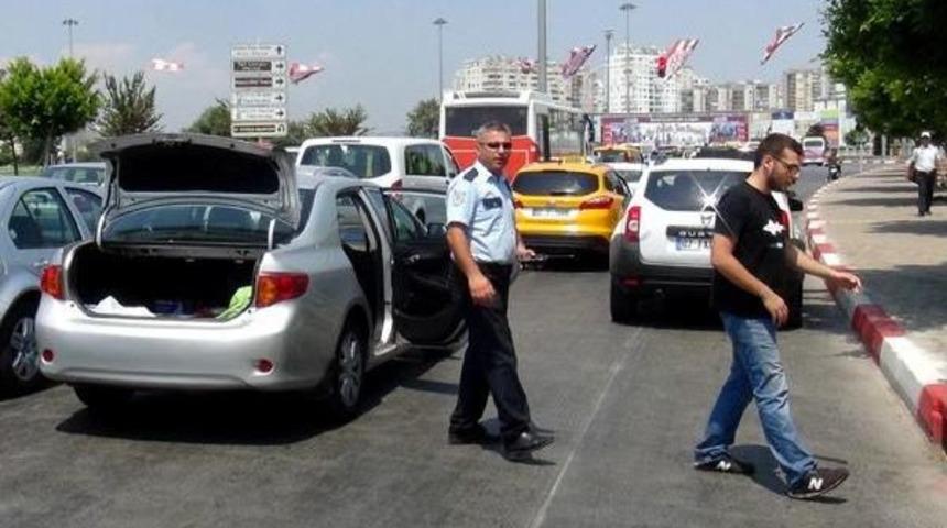 Plakasız Otomobile Kırmızı Işıkta Operasyon